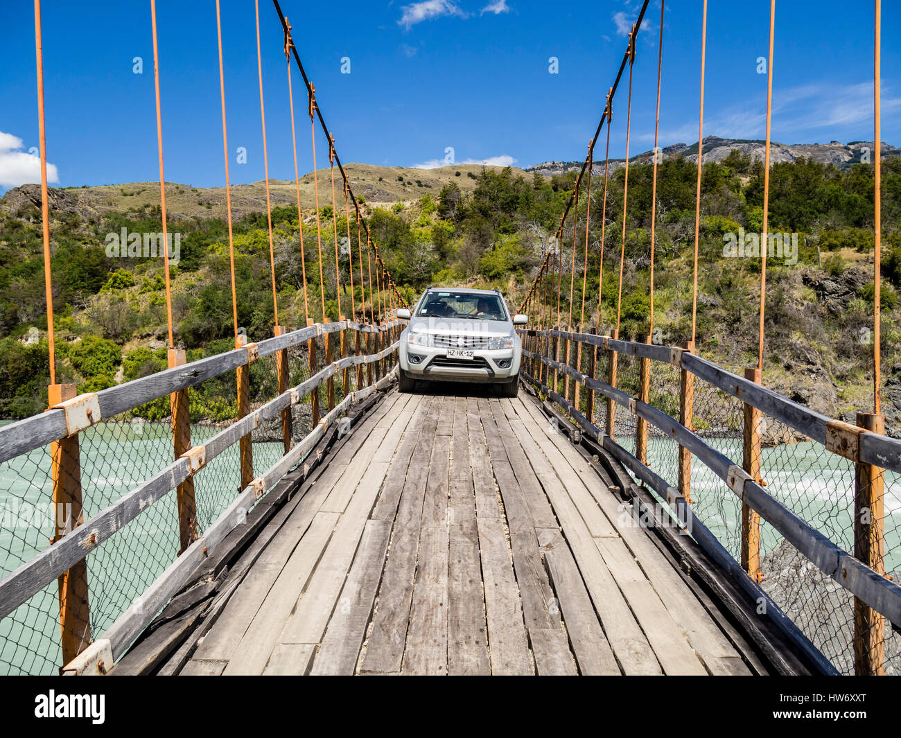 Kleinwagen (Suv) über den Fluss Rio Baker auf eine kleine Pendelleuchte, Brücke für Autos nur, in der Nähe von Cochrane, Abstecher von der Carretera Austral geeignet, Stockfoto