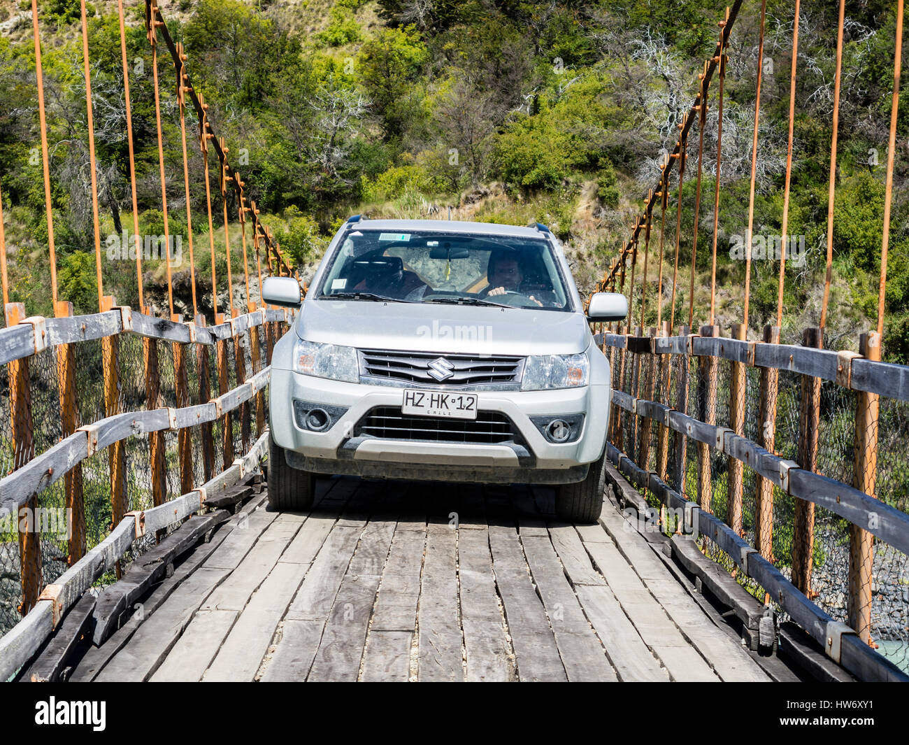 Kleinwagen (Suv) über den Fluss Rio Baker auf eine kleine Pendelleuchte, Brücke für Autos nur, in der Nähe von Cochrane, Abstecher von der Carretera Austral geeignet, Stockfoto