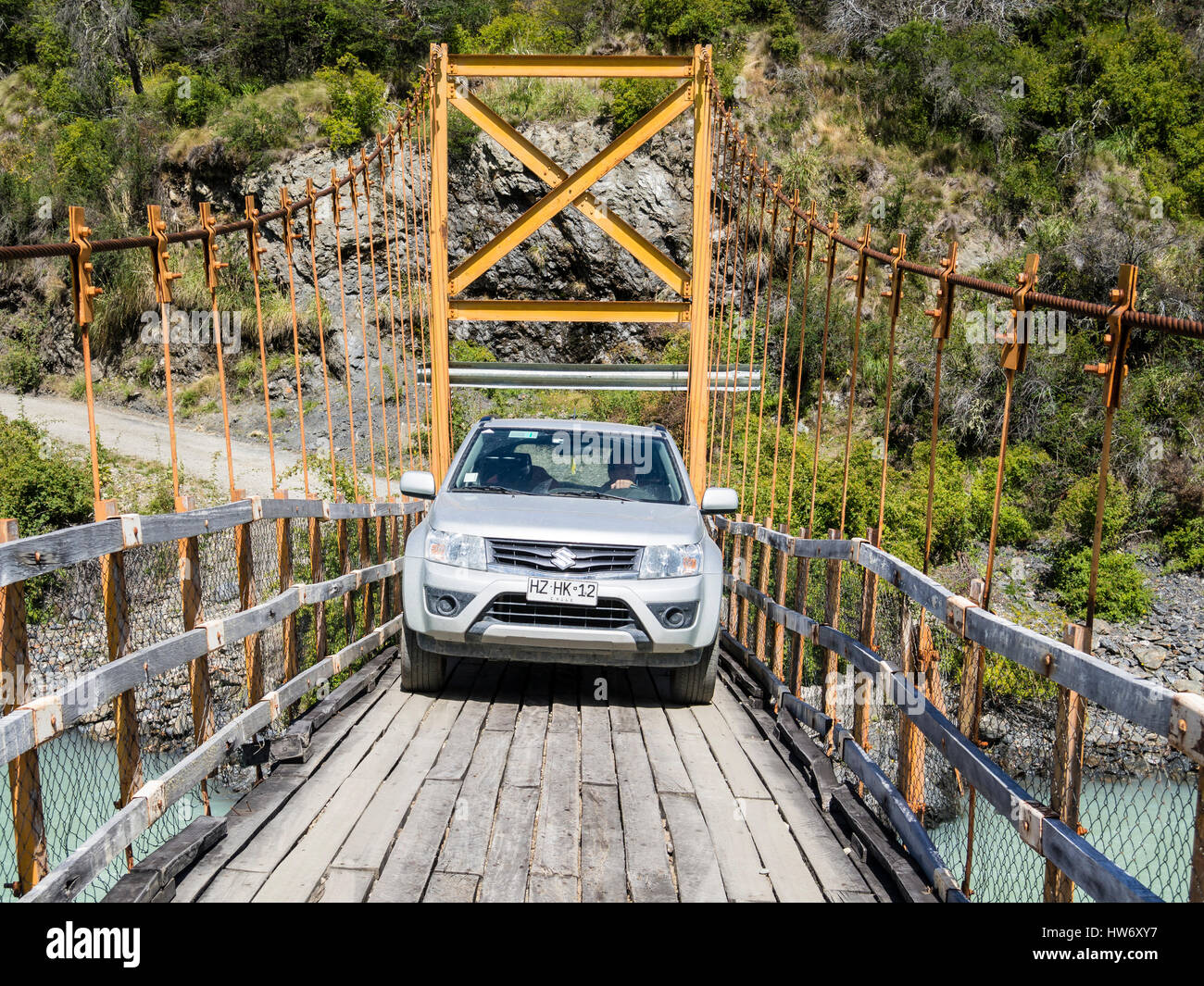 Kleinwagen (Suv) über den Fluss Rio Baker auf eine kleine Pendelleuchte, Brücke für Autos nur, in der Nähe von Cochrane, Abstecher von der Carretera Austral geeignet, Stockfoto