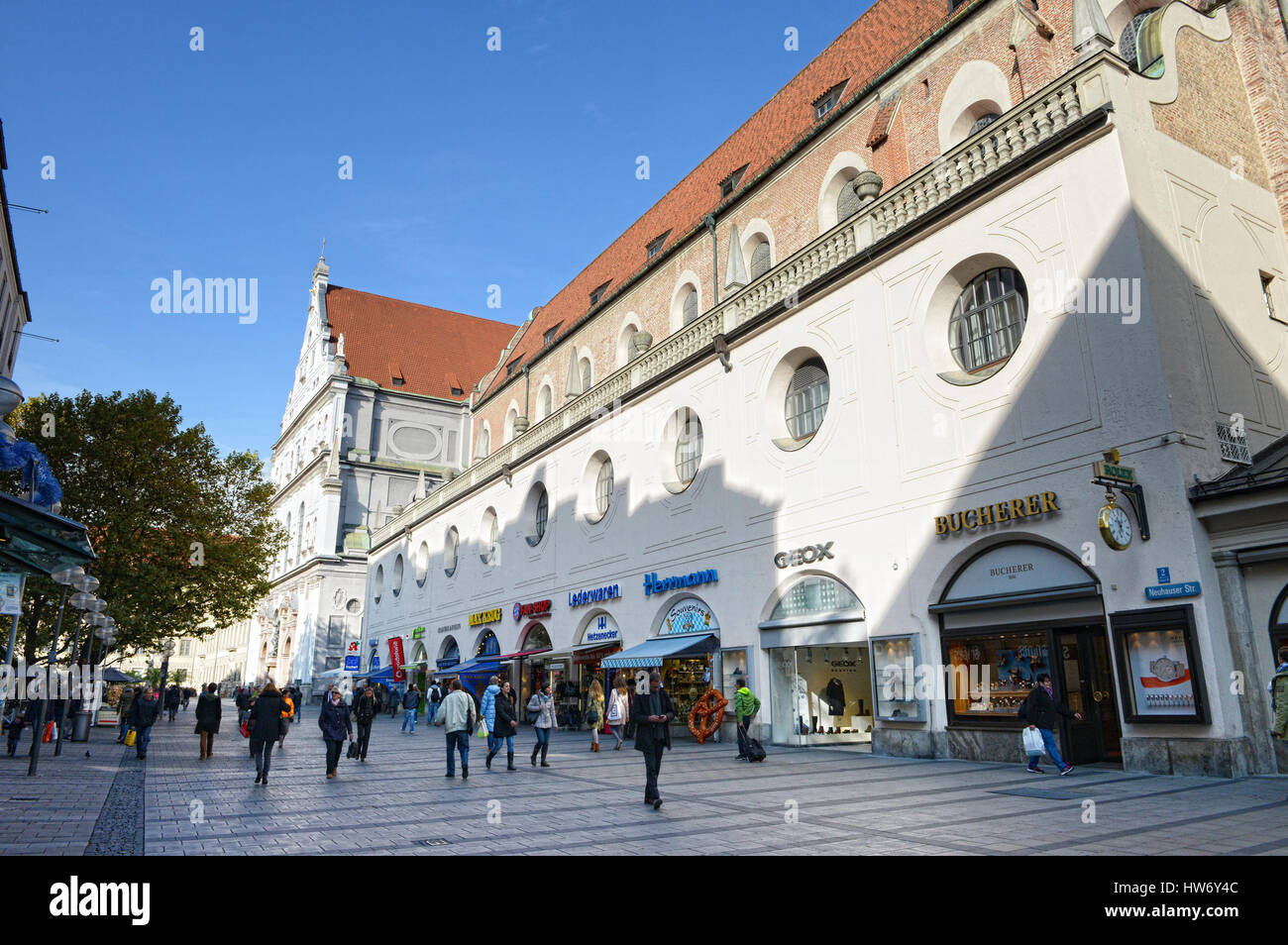 München, Bayern / Deutschland 28. Oktober 2015: Menschen zu Fuß entlang der shopping-Meile, Kaufinger Straße und Neuhauser Straße. kleine Geschäfte entlang. Stockfoto