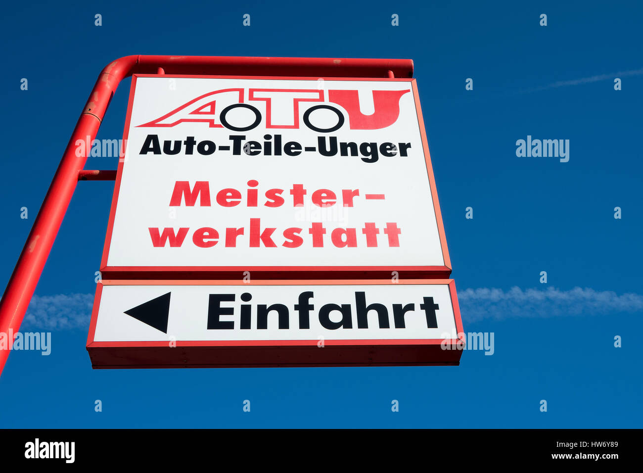 A.T.U Wegweiser gegen blauen Himmel. A.T.U ist ein großes Auto-Reparatur-Shop-Kette und Einzelhändler für Automobilkomponenten mit ca. 600 Niederlassungen in D, A und CH. Stockfoto