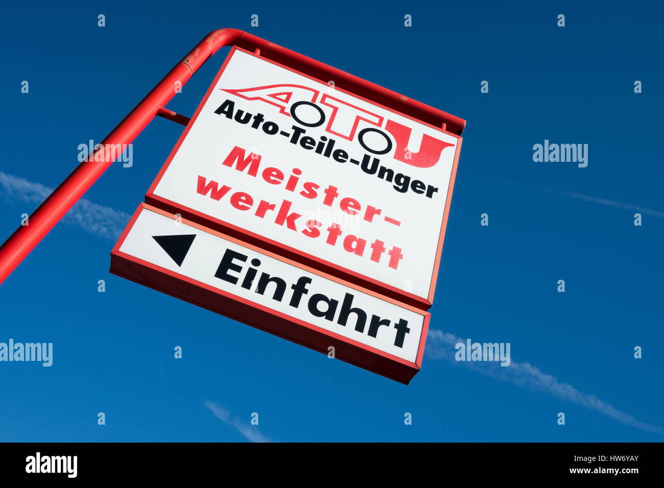 A.T.U Wegweiser gegen blauen Himmel. A.T.U ist ein großes Auto-Reparatur-Shop-Kette und Einzelhändler für Automobilkomponenten mit ca. 600 Niederlassungen in D, A und CH. Stockfoto
