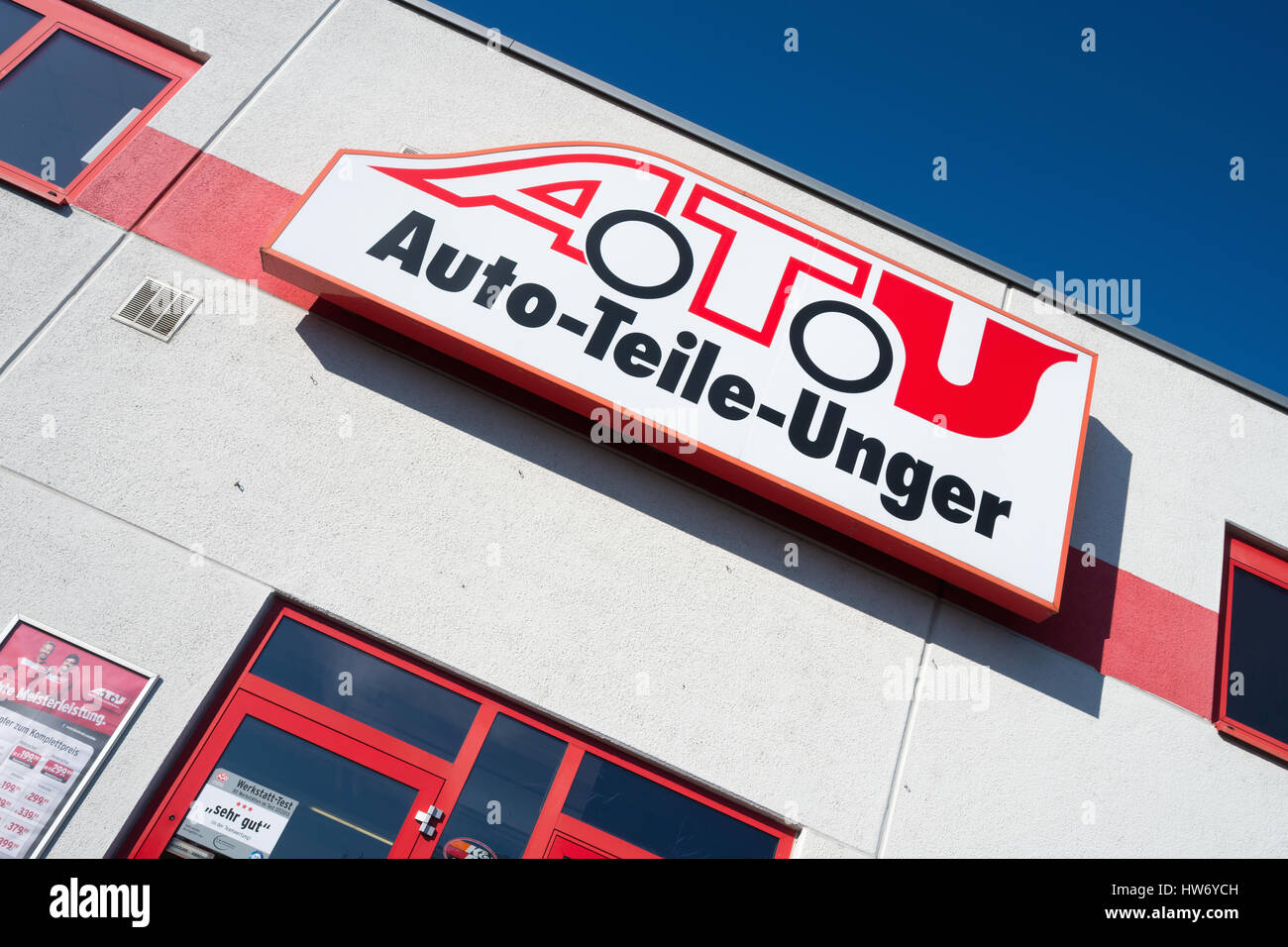 A.T.U Zeichen im Shop. A.T.U ist ein großes Auto-Reparatur-Shop-Kette und Einzelhändler für Automobilkomponenten mit ca. 600 Niederlassungen in Deutschland, Österreich und der Schweiz. Stockfoto