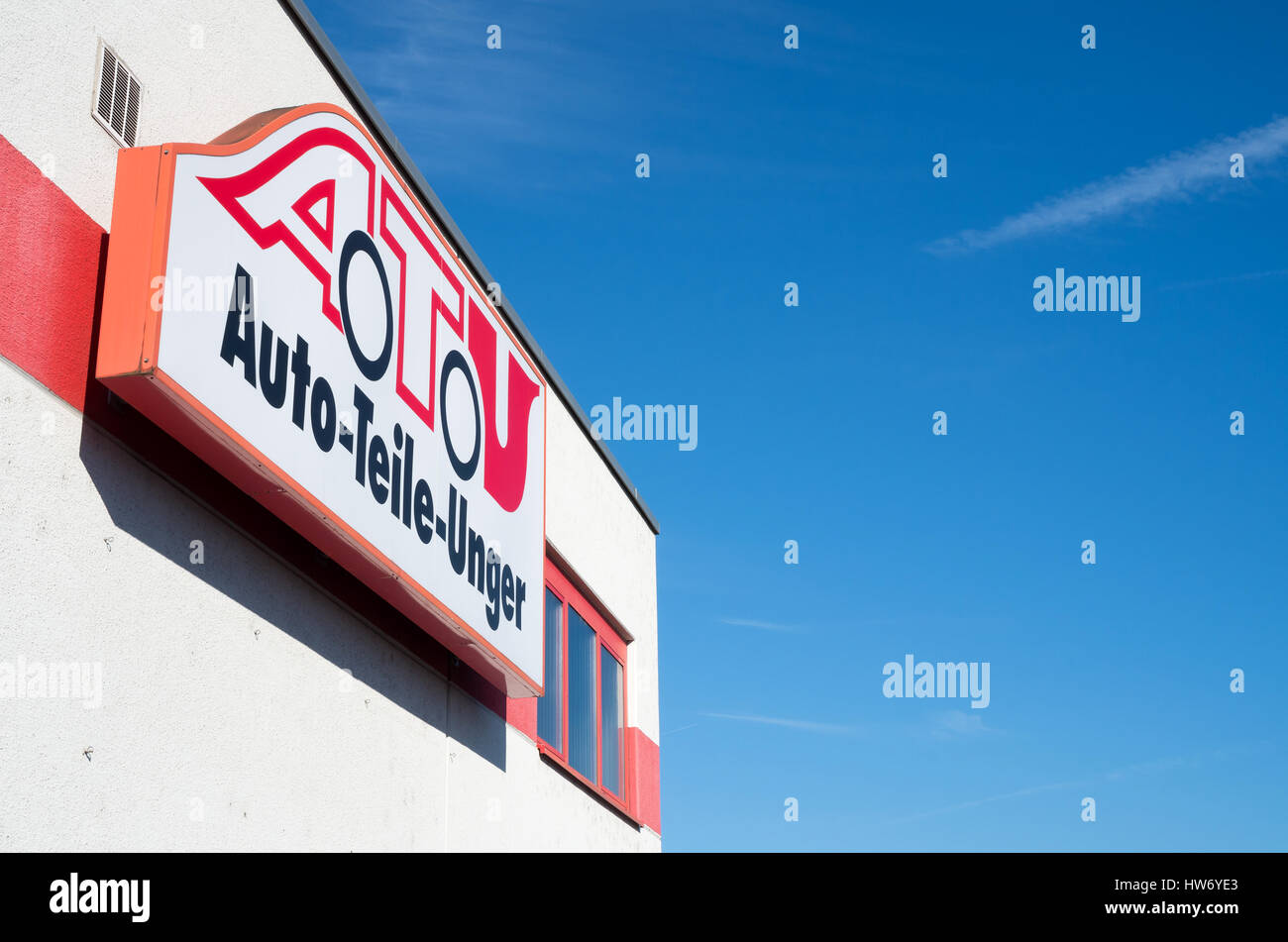 A.T.U Zeichen im Shop. A.T.U ist ein großes Auto-Reparatur-Shop-Kette und Einzelhändler für Automobilkomponenten mit ca. 600 Niederlassungen in Deutschland, Österreich und der Schweiz. Stockfoto