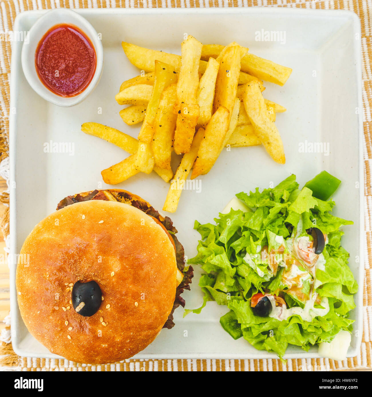 Burger serviert mit Salat, Pommes Frites und Tomatenketchup Stockfoto