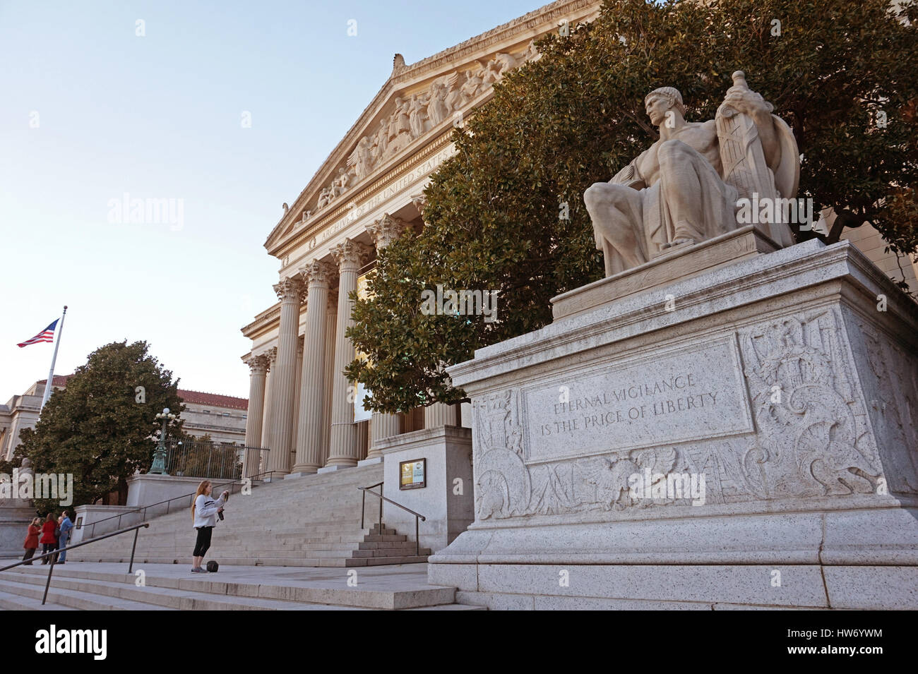 Ewige Wachsamkeit ist der Preis der Freiheit - Inschrift unterhalb einer Statue außerhalb der National Archives in Washington DC, USA Stockfoto