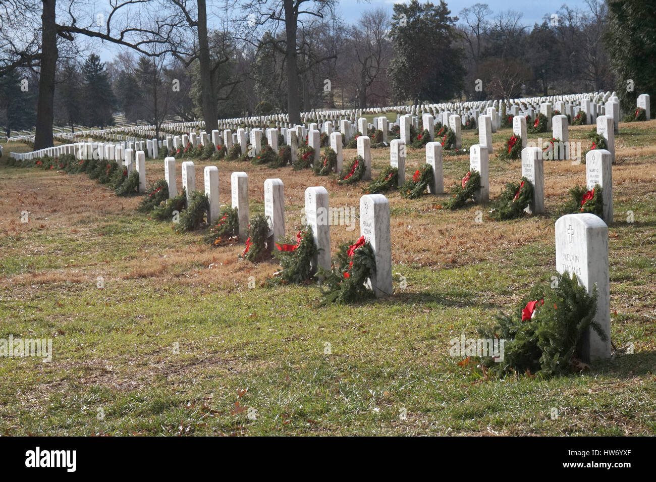 Gräber auf dem Arlington National Cemetery geschmückt mit Kränzen für Weihnachten, Virginia, USA Stockfoto