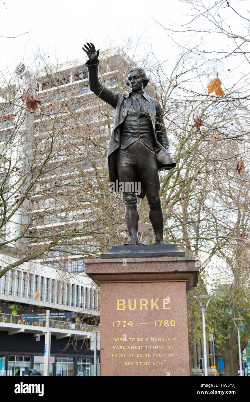 Statue von Edmund Burke in Bristol, England. Burke war eine liberale Denker und irischer Staatsmann und diente als Mitglied des Parlaments für Bristol. Stockfoto