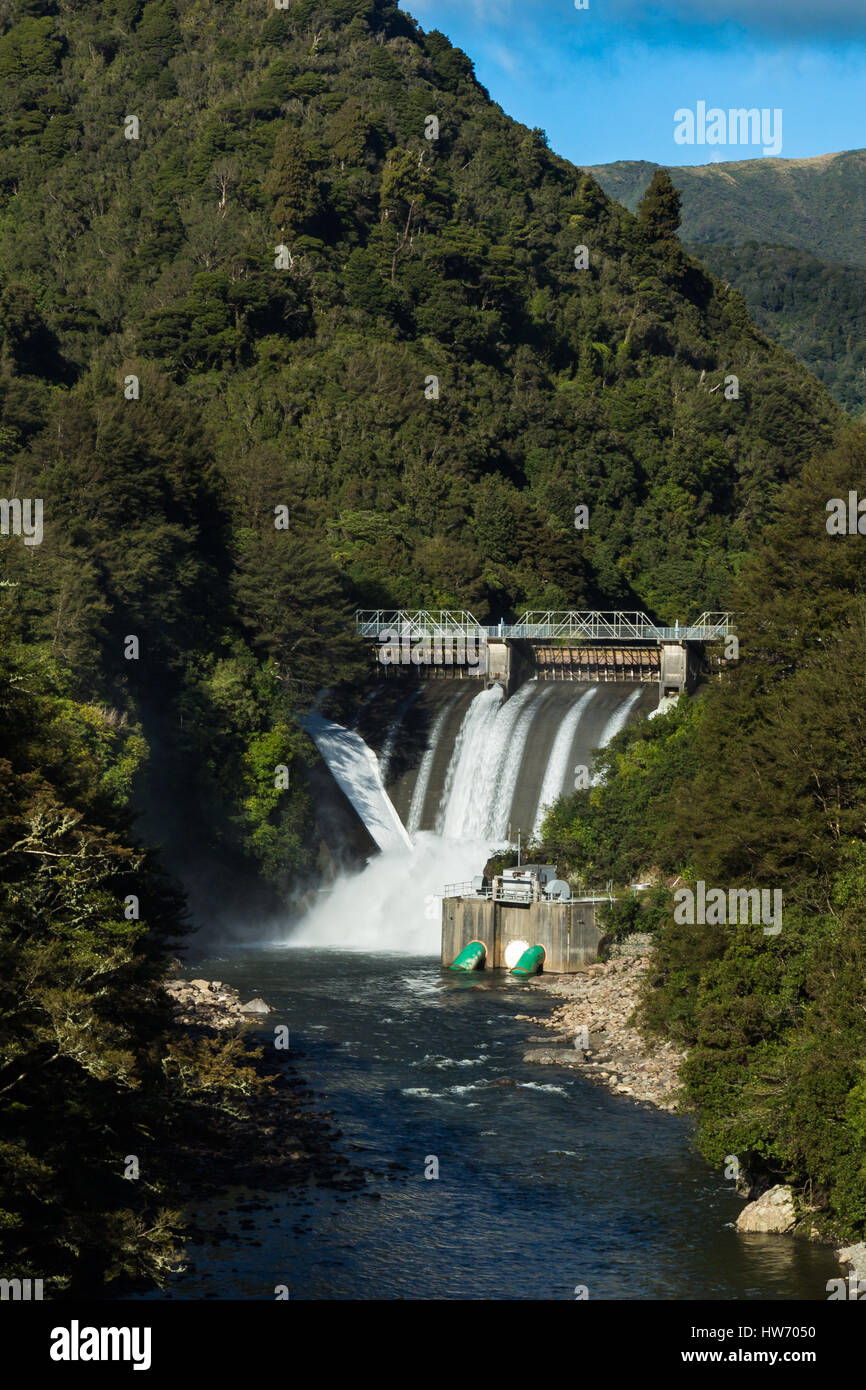 Wasser wurde Version aus eine neue Gefahren Wasserkraft Dämme. Stockfoto