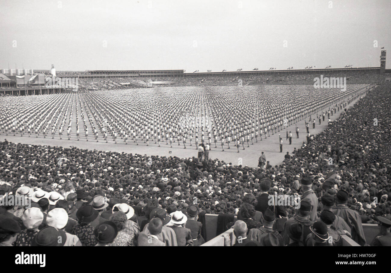 1938, historische, sehen riesige Menschenmengen an der riesigen Strahov-Stadion eine Masse Leistung von Wettbewerbern in der Pan-Sokol International Training-Festival in Prag, Tschechoslowakei. Stockfoto