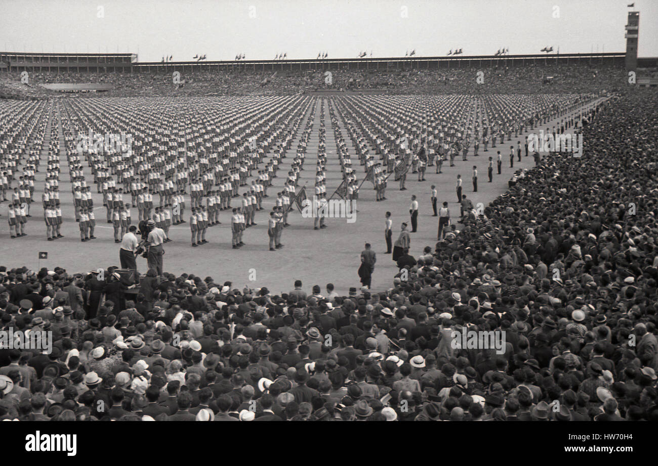 1938, historische, sehen riesige Menschenmengen an der riesigen Strahov-Stadion eine Masse Leistung von Wettbewerbern in der Pan-Sokol International Training-Festival in Prag, Tschechoslowakei. Stockfoto