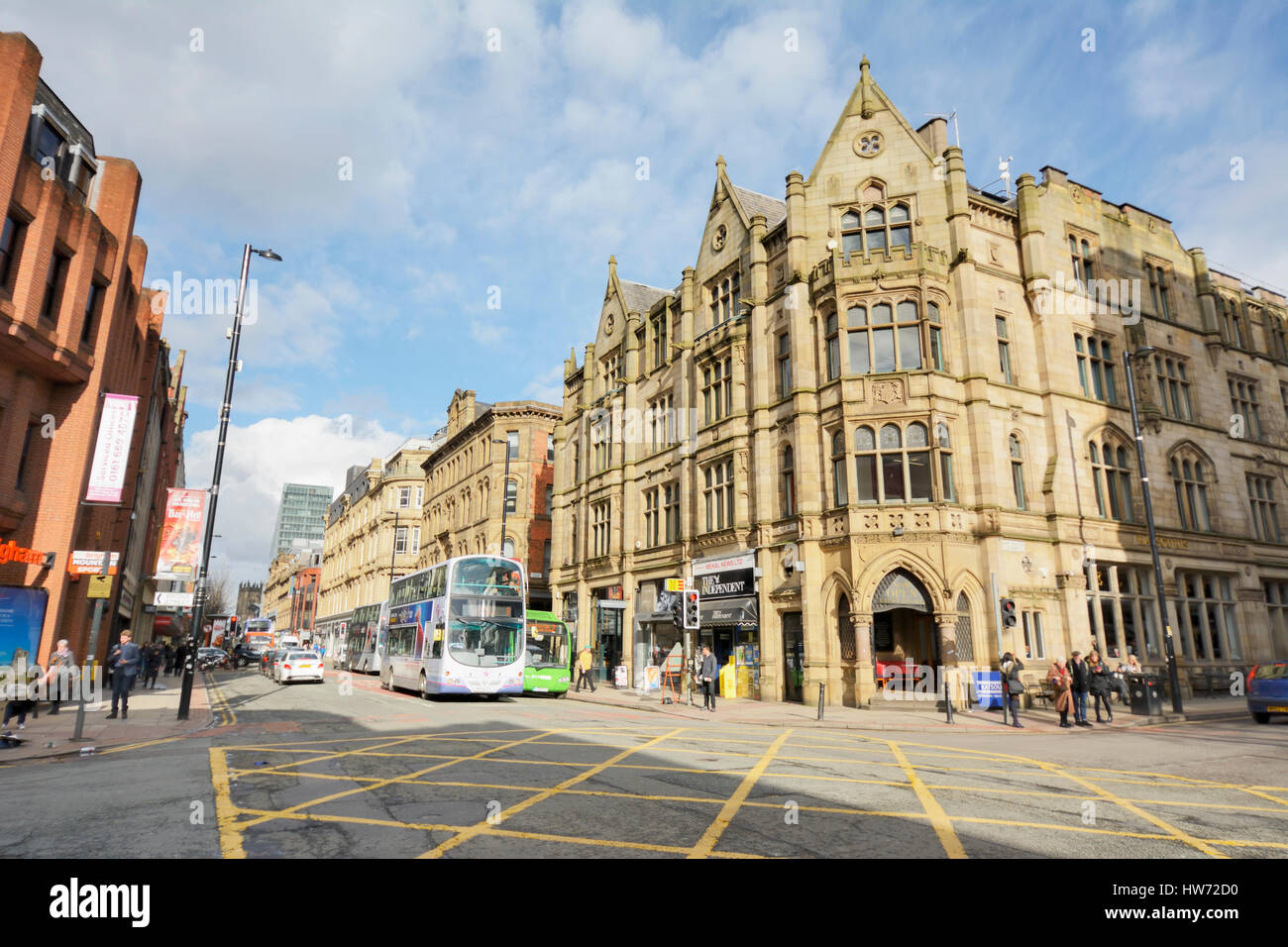 Deansgate gefüttert eine stark befahrene Straße durch Manchester Stadtzentrum mit Geschäften und Restaurants. Stockfoto