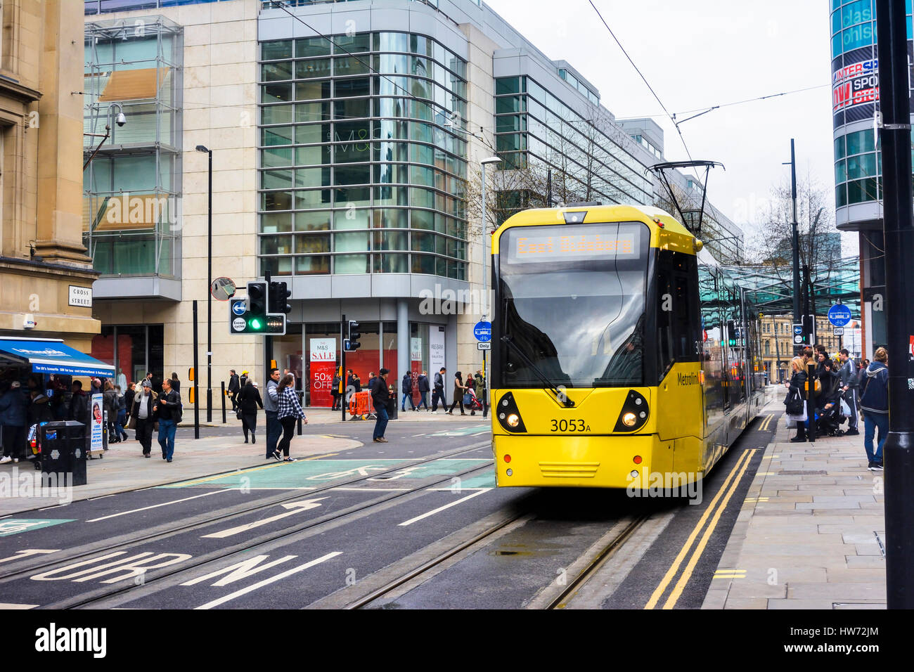 Manchester Metrolink Straßenbahn reisen entlang der kürzlich fertiggestellten Abschnitt Link Exchange Square, St. Petersplatz. Stockfoto