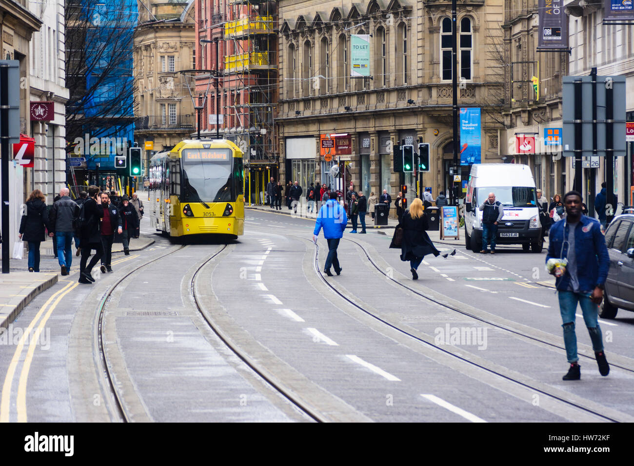 Manchester Metrolink Straßenbahn reisen entlang der kürzlich fertiggestellten Abschnitt Link Exchange Square, St. Petersplatz. Stockfoto