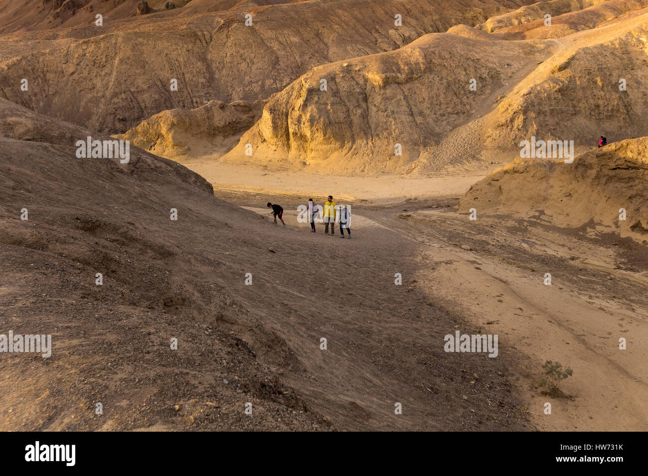 Menschen, Touristen, Besucher, Künstler-Palette, Artist Drive, schwarze Berge, Death Valley Nationalpark, Death Valley, Kalifornien Stockfoto