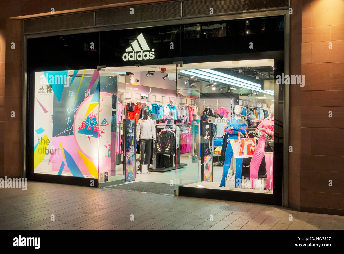 Schaufenster des Sportbekleidungsgeschäfts von Adidas am Abend in Prag,  Tschechien Stockfotografie - Alamy