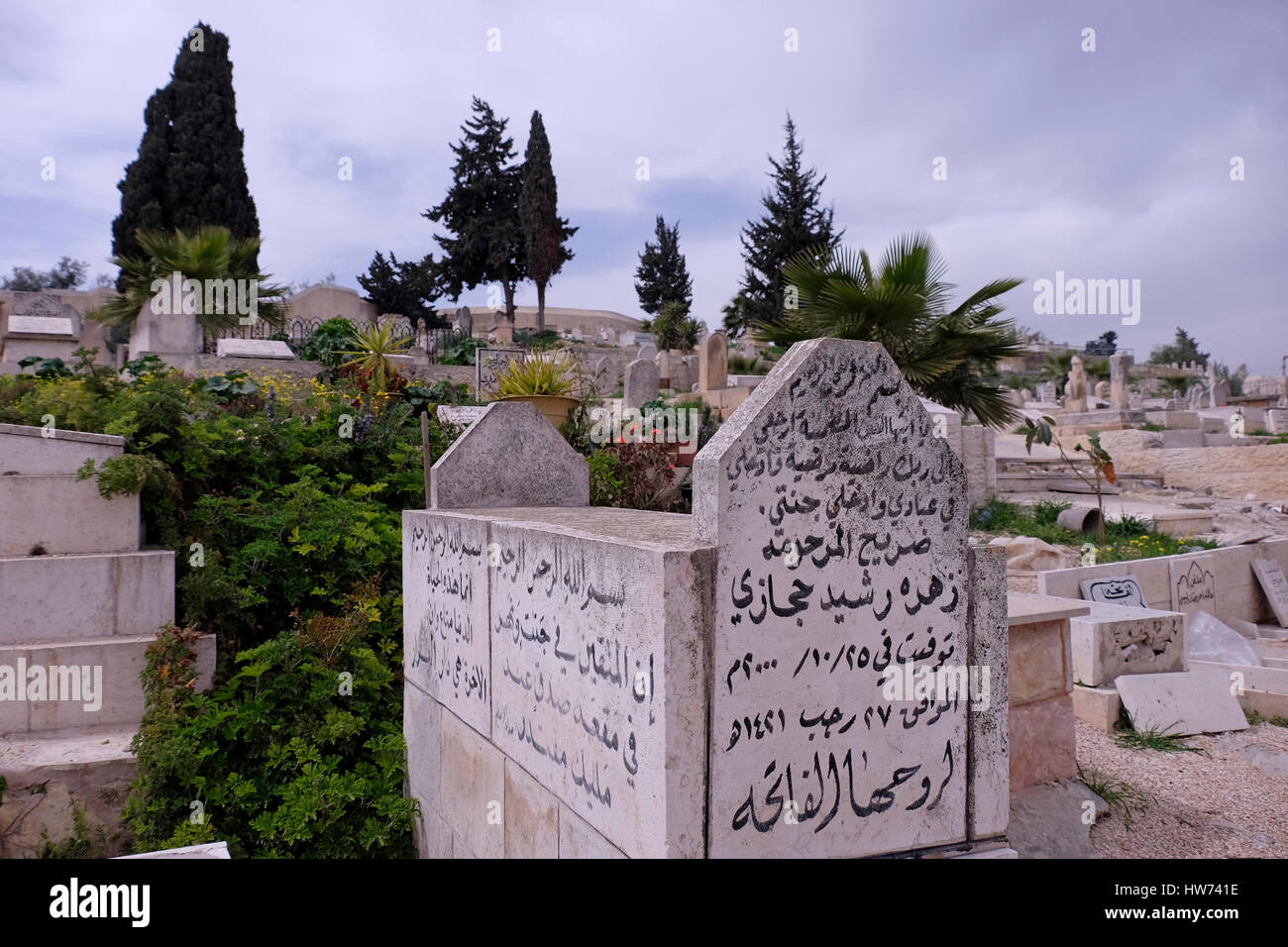 Gräber am Friedhof Al-Mujahideen, einem muslimischen Begräbnisstätte in Salah ad Din-Straße in Ost-jerusalem. Israel Stockfoto