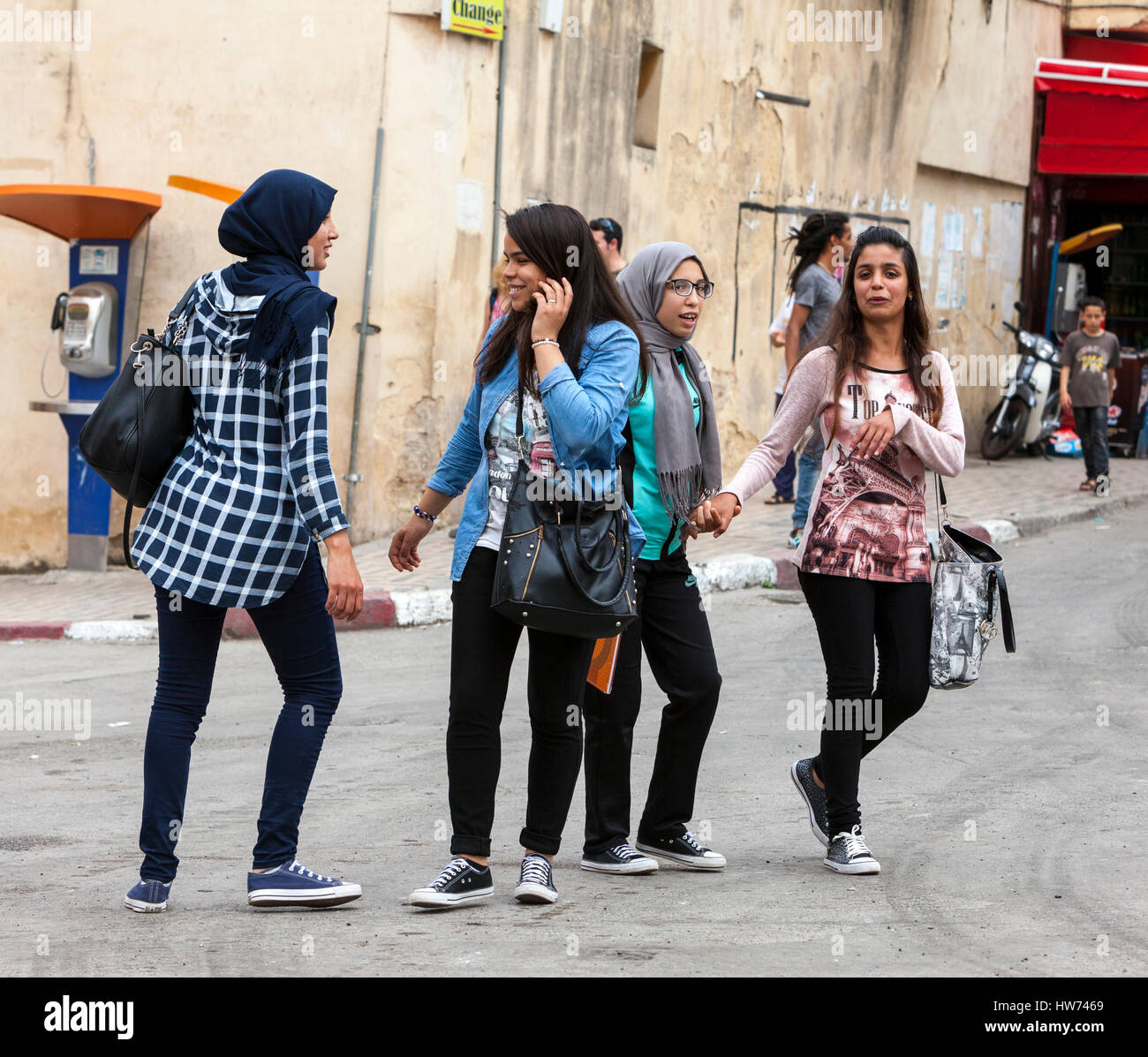Fes, Marokko.  Moderne Kleidungsstil der jungen marokkanischen Frauen. Stockfoto