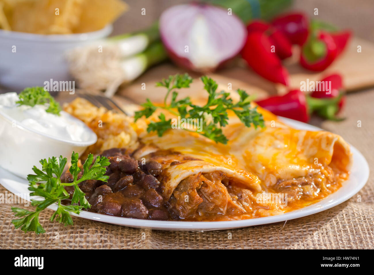 Südwesten Beef Enchilada mit Sauerrahm und schwarze Bohnen. Stockfoto