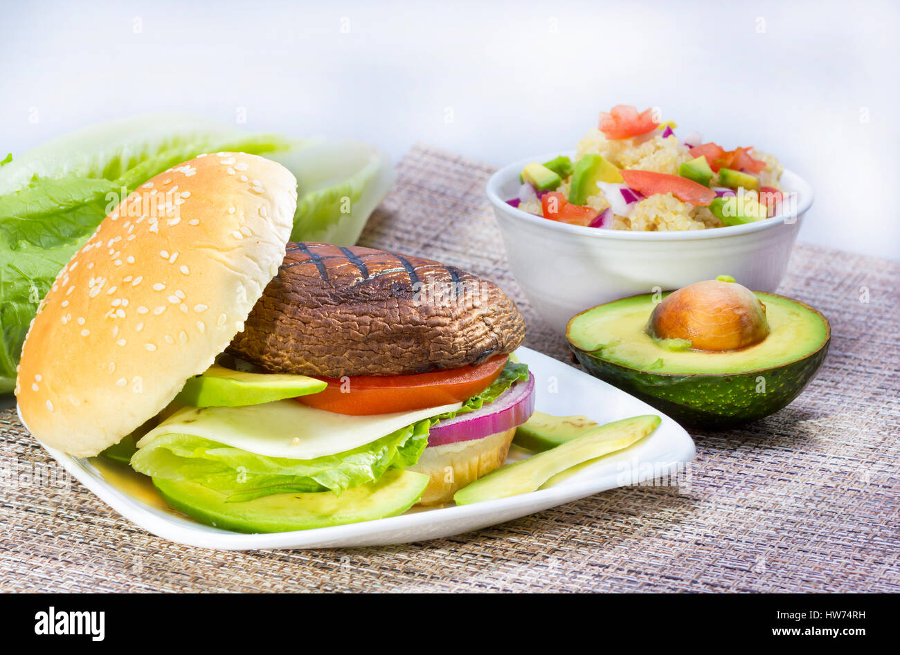 Gegrillte Portabella vegetarische Burger mit Gemüse serviert. Stockfoto