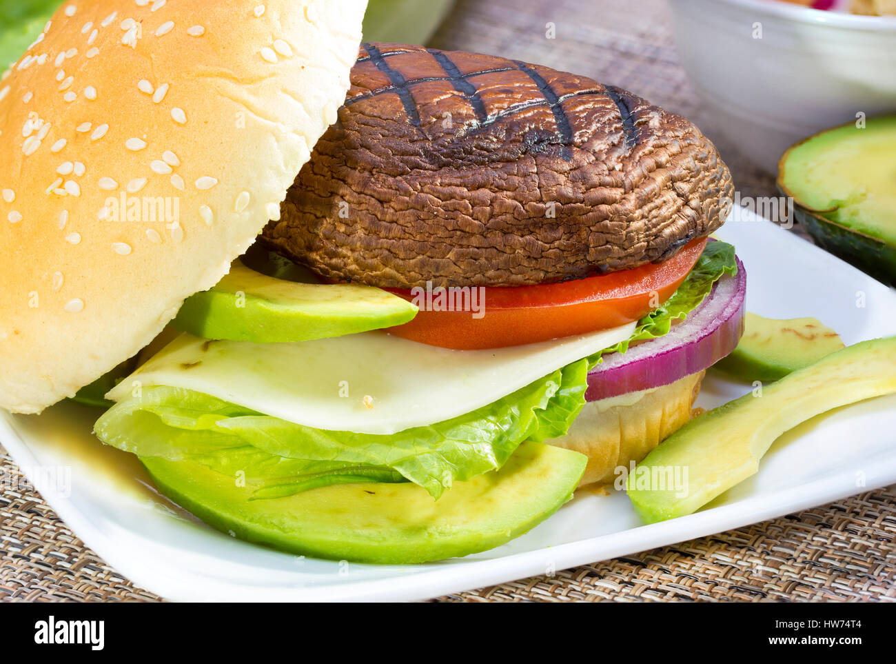 Gegrillte Portabella vegetarische Burger mit Gemüse serviert. Stockfoto