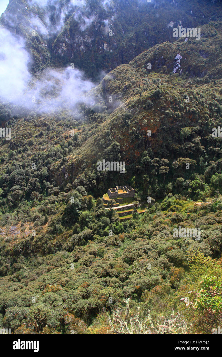 Ansicht des Qonchamarka aus den Sayaqmarka Ruinen auf dem Inka Trail Trek nach Machu Picchu, Tag 3 Stockfoto