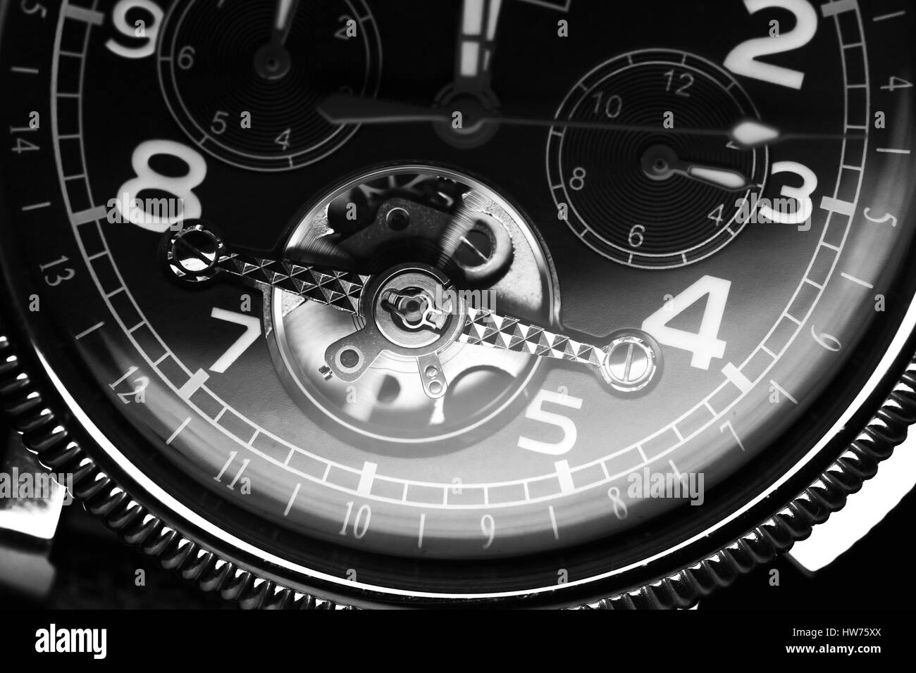 Mechanische Luxus Armbanduhr mit automatischem Aufzug, Nahaufnahme Fragment von Deal, schwarz / weiß Stockfoto