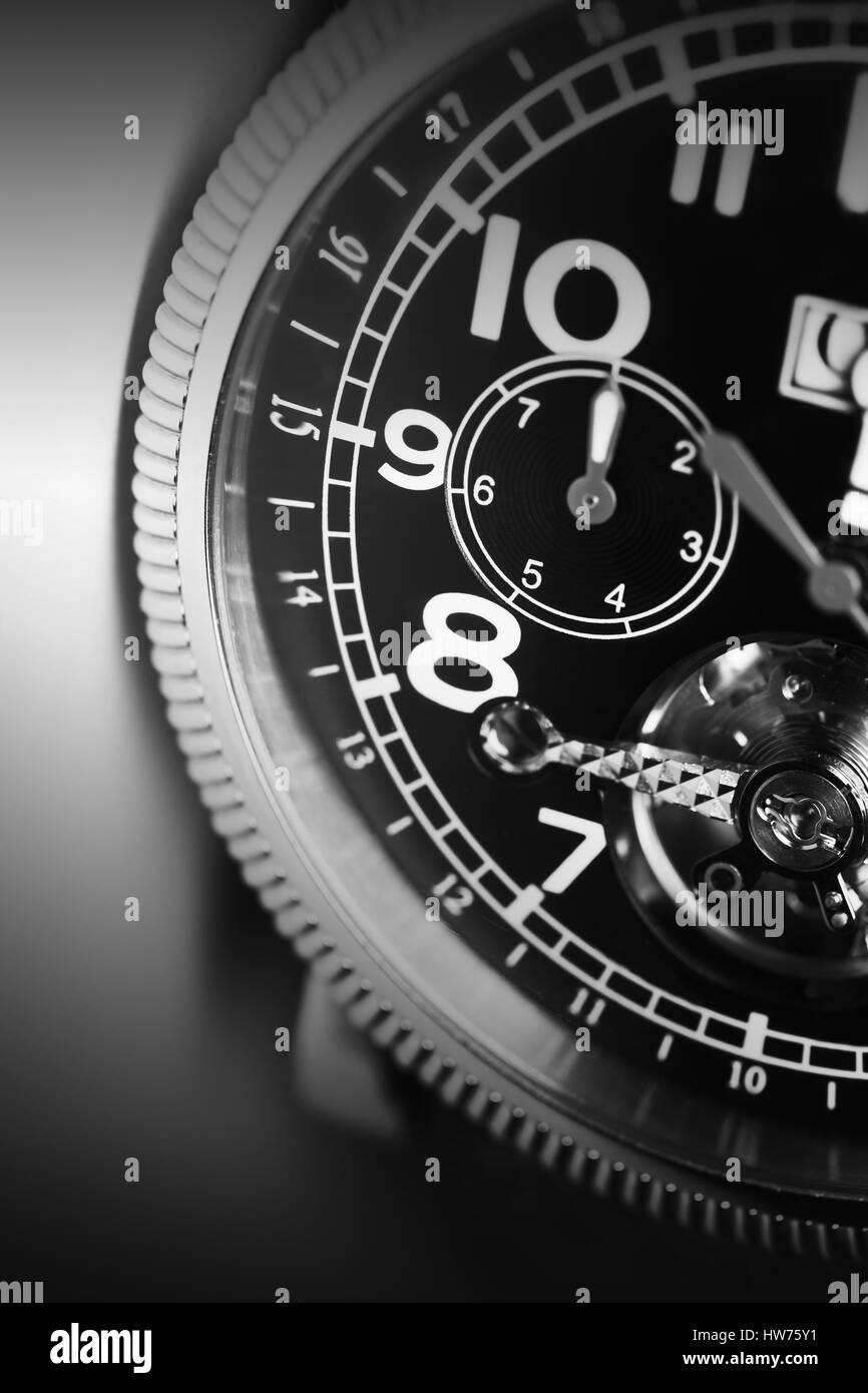 Mechanische Luxus Armbanduhr mit automatische wicklung, Closeup-Fragment von Deal, schwarz / weiß Stockfoto