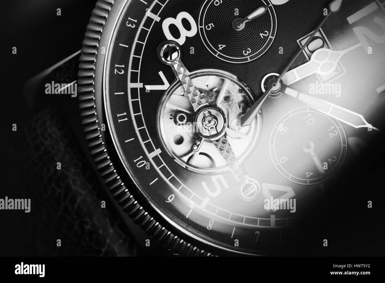 Mechanische Luxus Herren Armbanduhr mit automatische wicklung, Closeup Fragment Deal, schwarz / weiß Stockfoto