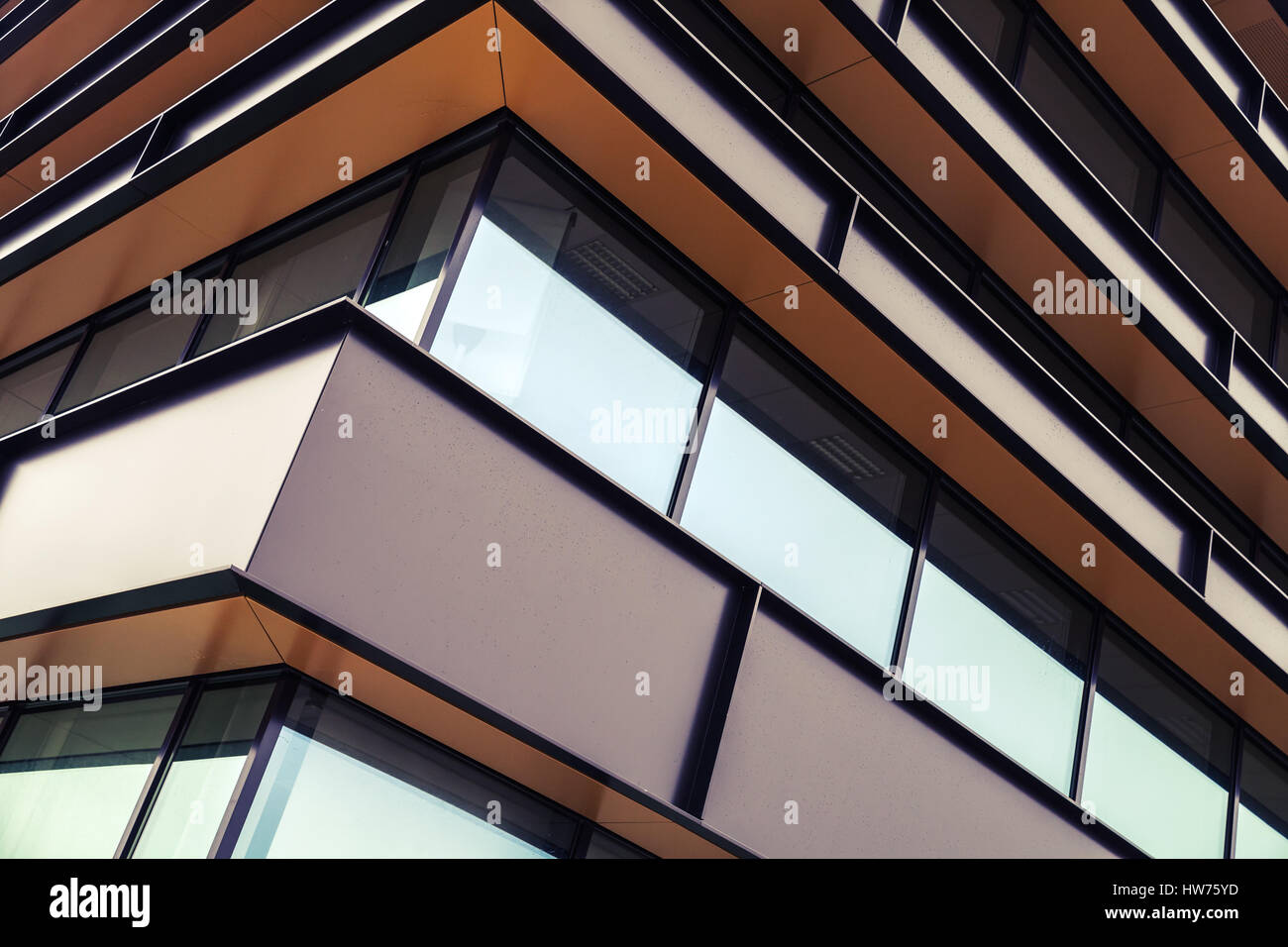 Moderne Industriegebäude Fassade abstrakte Fragment, glänzende Fenster in Stahlkonstruktion Stockfoto