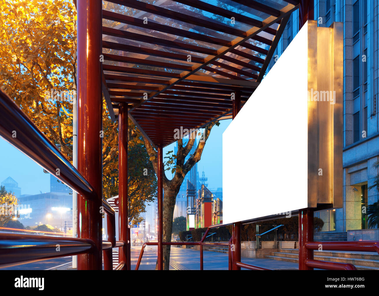 Großstadt bei Nacht, am Straßenrand Billboard leer. Stockfoto