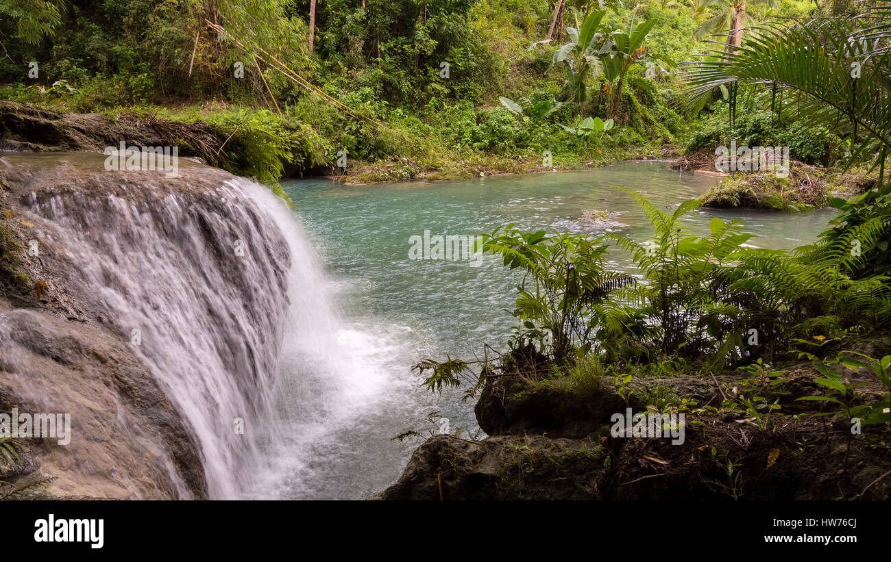 Geheime einstufige Wasserfall umgeben von tiefen Regenwald Dschungel. Stockfoto