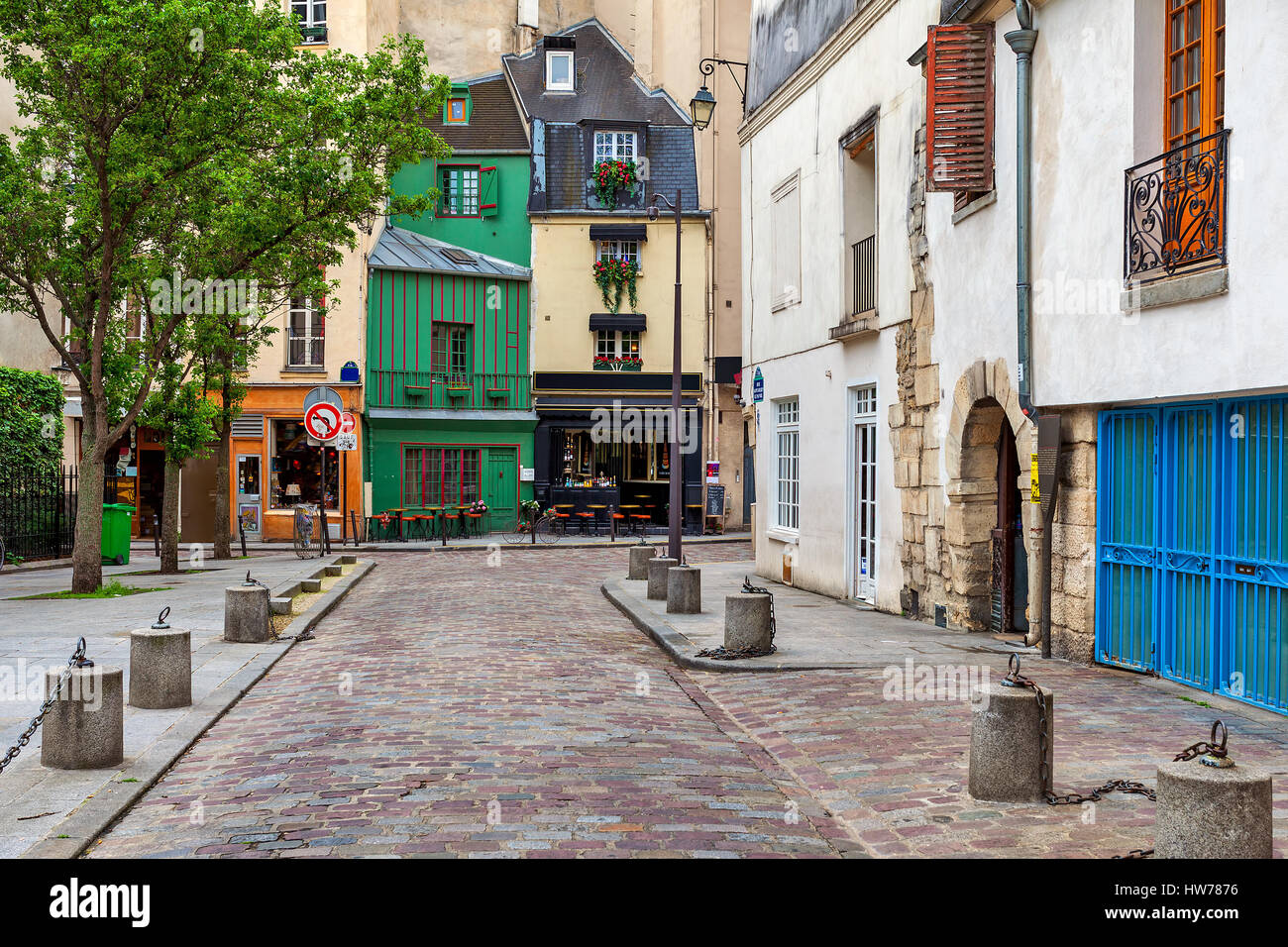 Ansicht der schmalen gepflasterten Straße und typisch Paris Architektur in Paris, Frankreich. Stockfoto