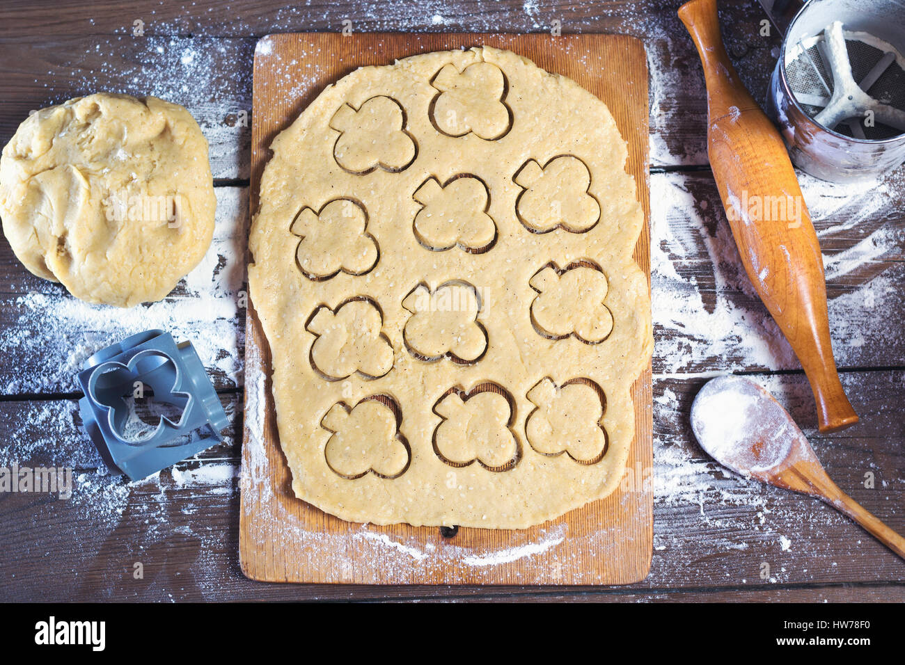 Hausgemachte Kekse! Warten auf Backen. Auf einem Holztisch mit Utensilien gekocht. Im Test sind Sesam und Zimt. Stockfoto