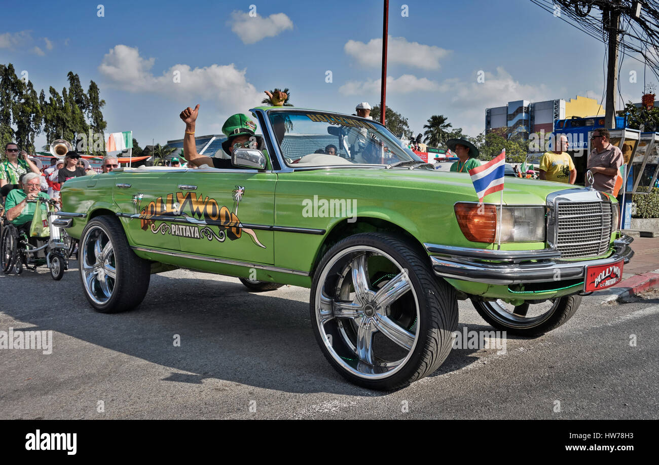 St. Patrick's Day Thailand und ein grüner Mercedes 280 Cabriolet, volle Seitenansicht Stockfoto