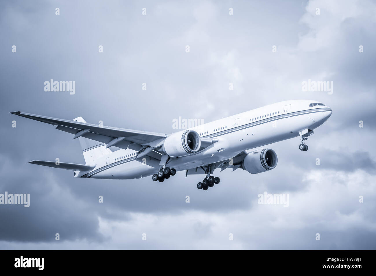 Cool getönten unmarkierte Passagierflugzeug Landung Stockfoto