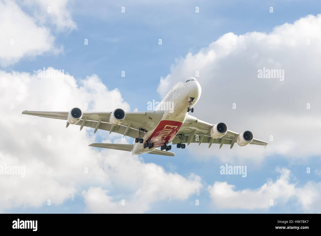 Betrieben von (v.a.e.) Emirates Airlines, ein Airbus A380 auf der Zielseite Ansatz nach London Heathrow Airport, Großbritannien Stockfoto