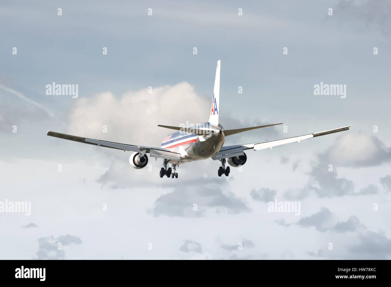 American Airlines Boeing 767 auf der Zielseite Ansatz nach London Heathrow Airport, Großbritannien Stockfoto