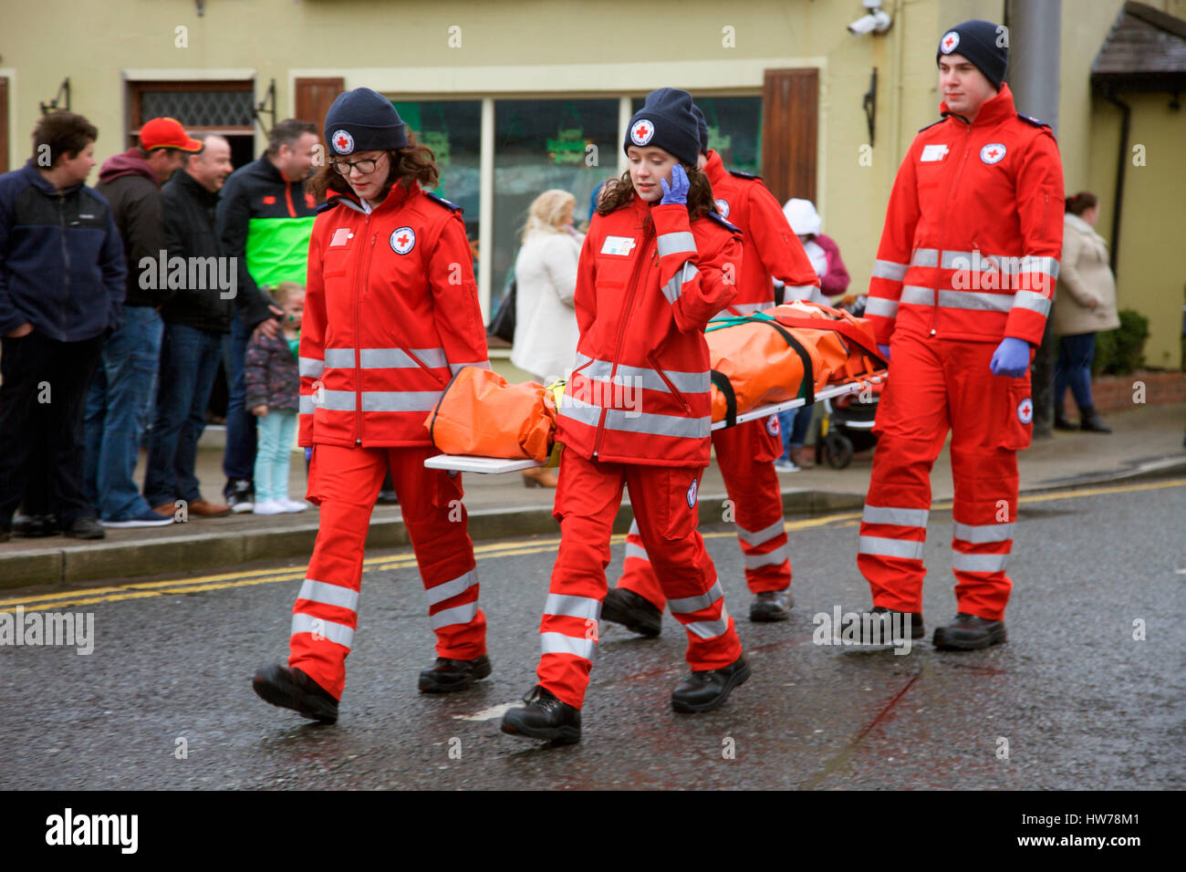 Sanitätsdienst des Roten Kreuzes in St. Patricks Day Parade, Carrickmacross Stockfoto