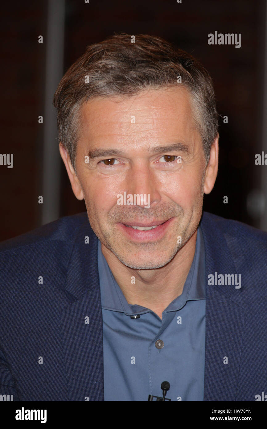 Markus Lanz Talkshow taping bei Studio Stahltwiete.  Mitwirkende: Dirk Steffens (Moderator, Naturfilmer) wo: Hamburg, Deutschland bei: 14. Februar 2017 Stockfoto