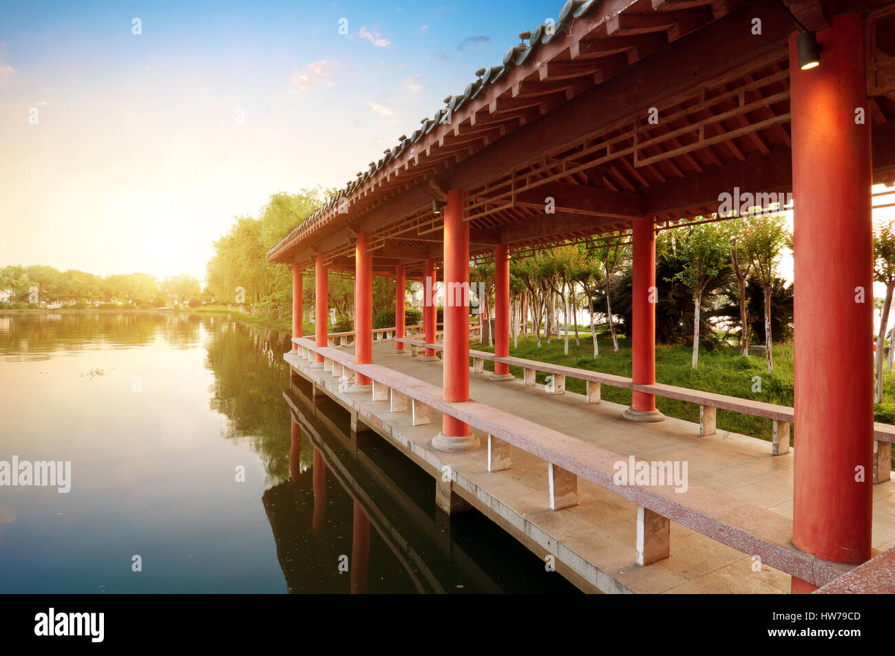 Chinesische klassische Gärten, See und antiker Architektur. Stockfoto