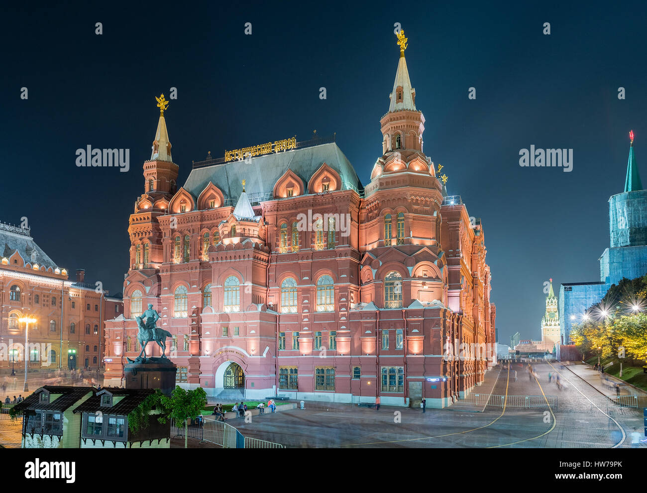 Die staatlichen historischen Museums und Marschall Zhukov Statue in der Nacht, Moskau, Russland Stockfoto