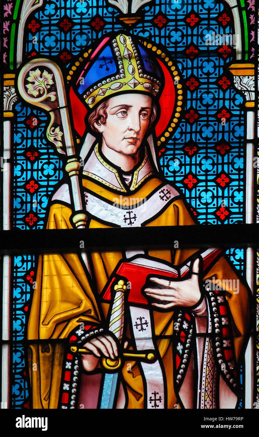 Glasfenster in der Kirche von unserer lieben Frau von Sablon in Brüssel, Belgien, Darstellung Saint Maximin von Trier, der erste Bischof von Trier. Stockfoto
