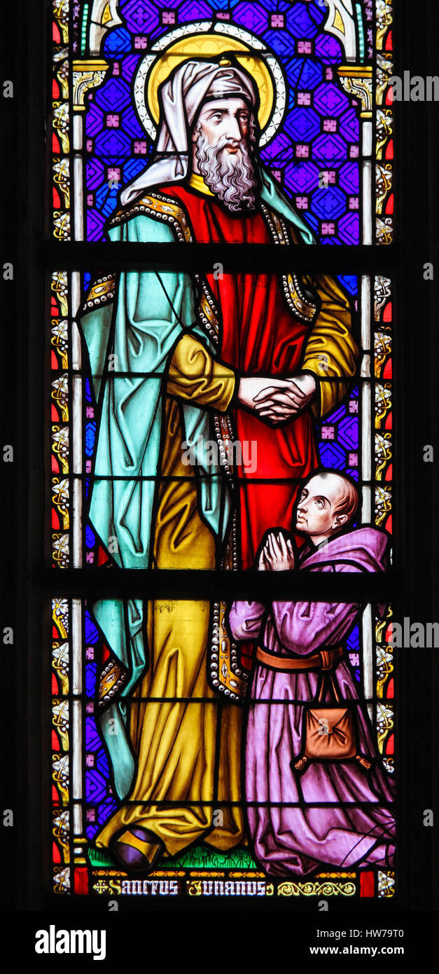 Glasfenster in der Kirche von unserer lieben Frau von der Sablon in Brüssel, Belgien, Darstellung Saint Julian oder Julianus Stockfoto