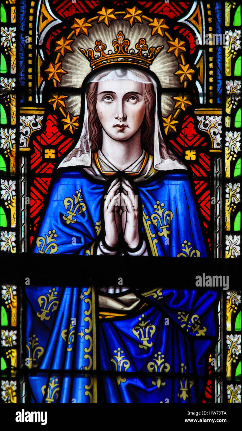 Glasfenster in der Kirche von unserer lieben Frau von der Sablon in Brüssel, Belgien, Darstellung Mutter Mary Stockfoto
