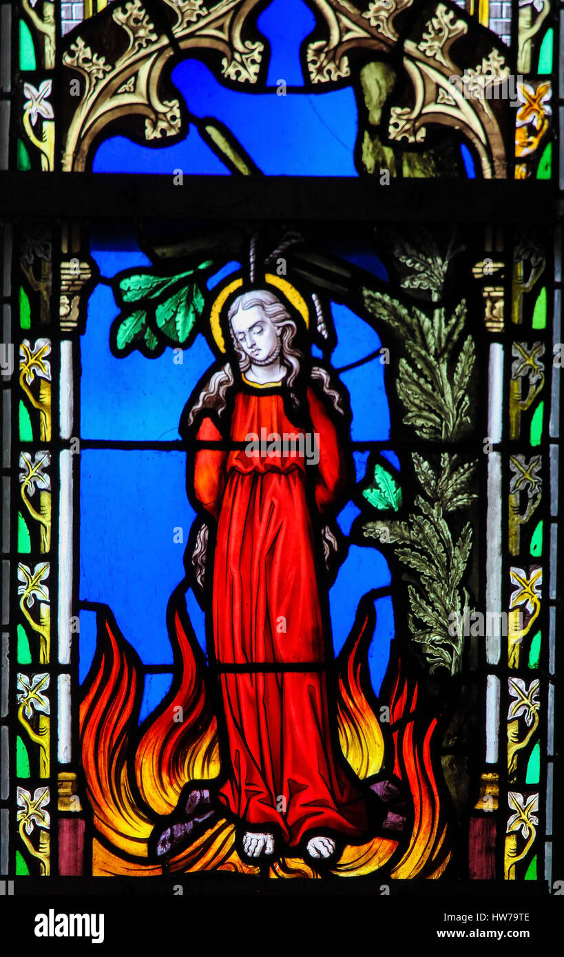 Glasfenster in der Kirche von unserer lieben Frau von der Sablon in Brüssel, Belgien, Darstellung der frühen Christian Märtyrer Saint Zoe von Rom, verstorbenen s Stockfoto