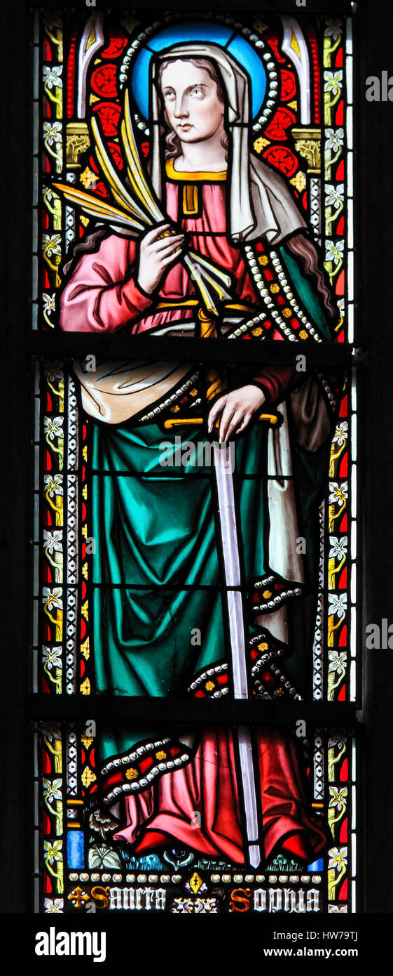 Glasfenster in der Kirche von unserer lieben Frau von der Sablon in Brüssel, Belgien, Darstellung von Saint Sophia der Märtyrer Stockfoto