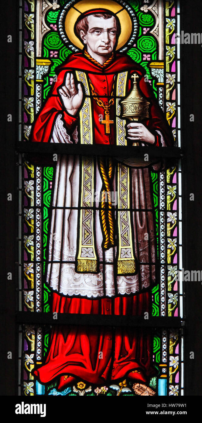 Glasfenster in der Kirche von unserer lieben Frau von der Sablon in Brüssel, Belgien, Darstellung heiliger Charles Borromeo oder Carolus Borromeus Stockfoto