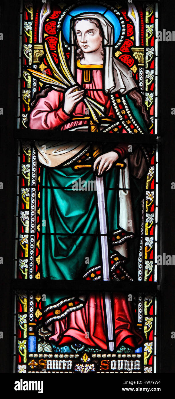 Glasfenster in der Kirche von unserer lieben Frau von der Sablon in Brüssel, Belgien, Darstellung von Saint Sophia der Märtyrer Stockfoto