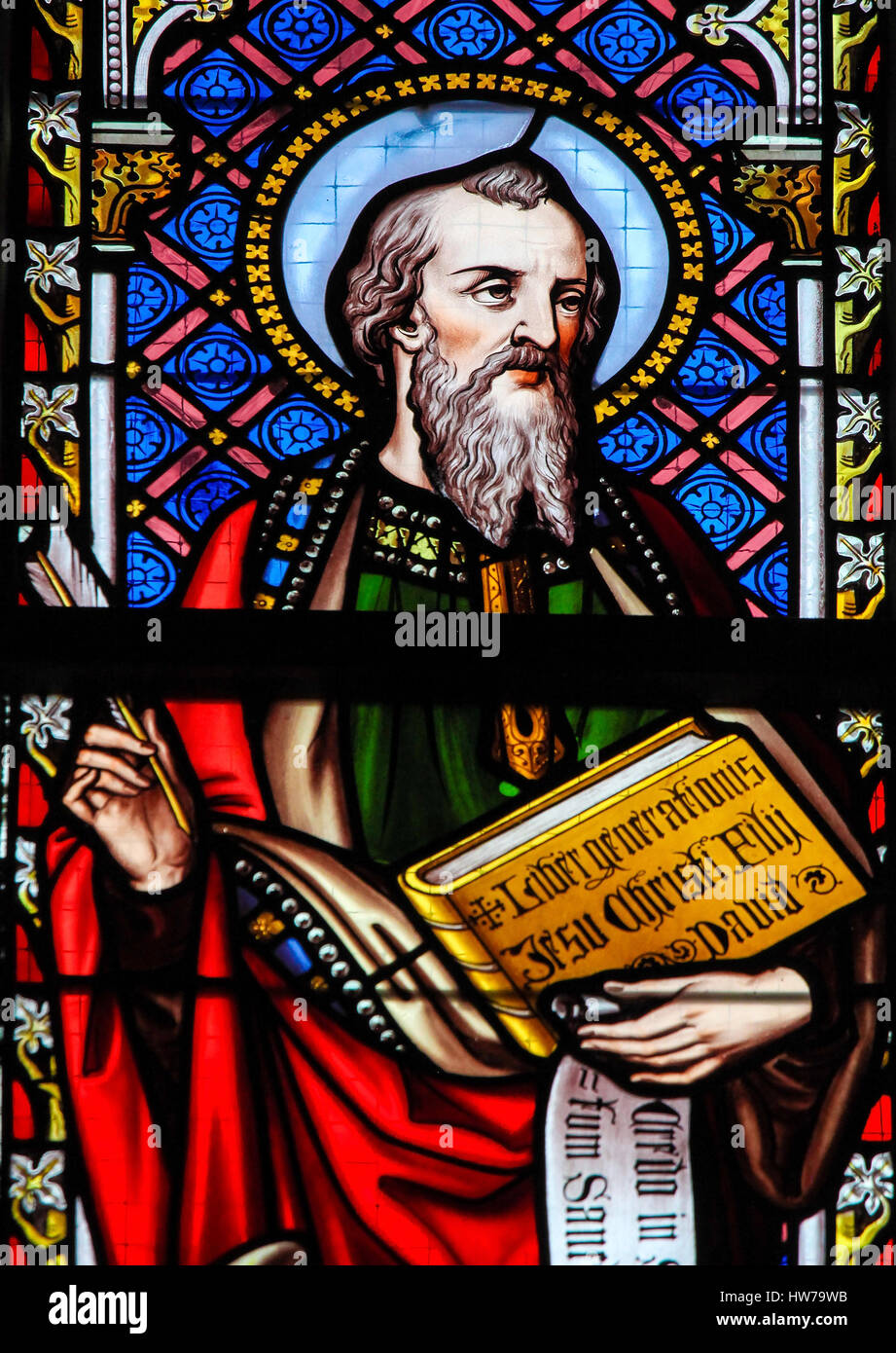 Glasfenster in der Kirche von unserer lieben Frau von der Sablon in Brüssel, Belgien, Darstellung des Evangelisten Matthäus Stockfoto